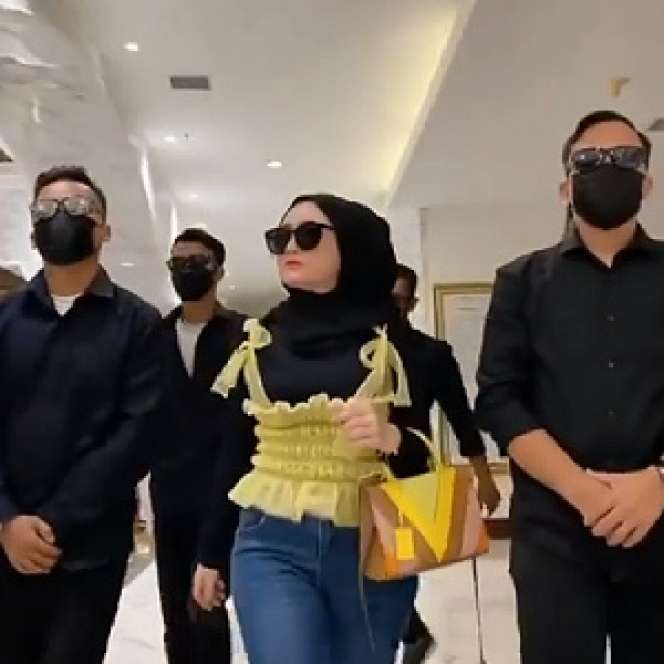 Potret Selebgram Herlin Kenza yang Selalu Dikawal 9 Bodyguard