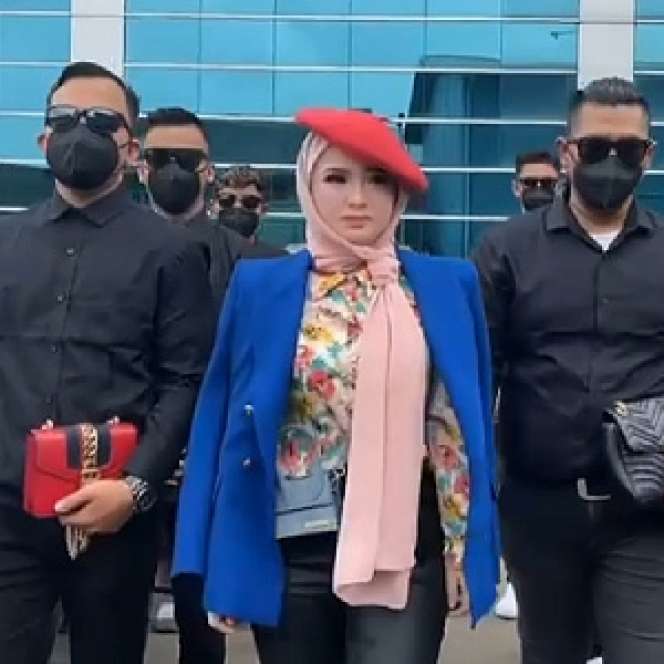 Potret Selebgram Herlin Kenza yang Selalu Dikawal 9 Bodyguard