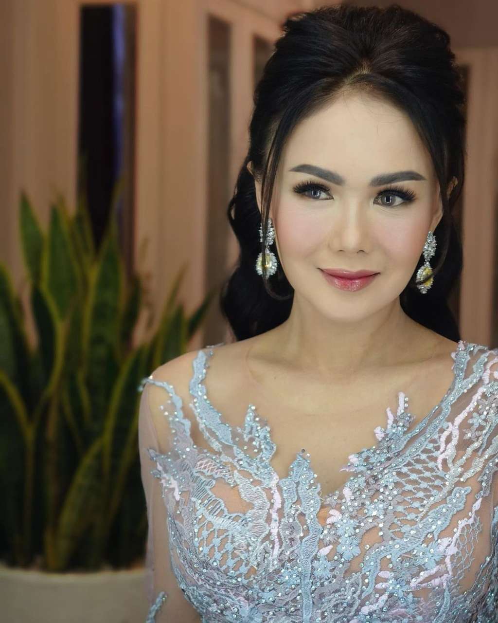 5 Potret Gaya Yuni Shara Kondangan yang Jadi Sorotan