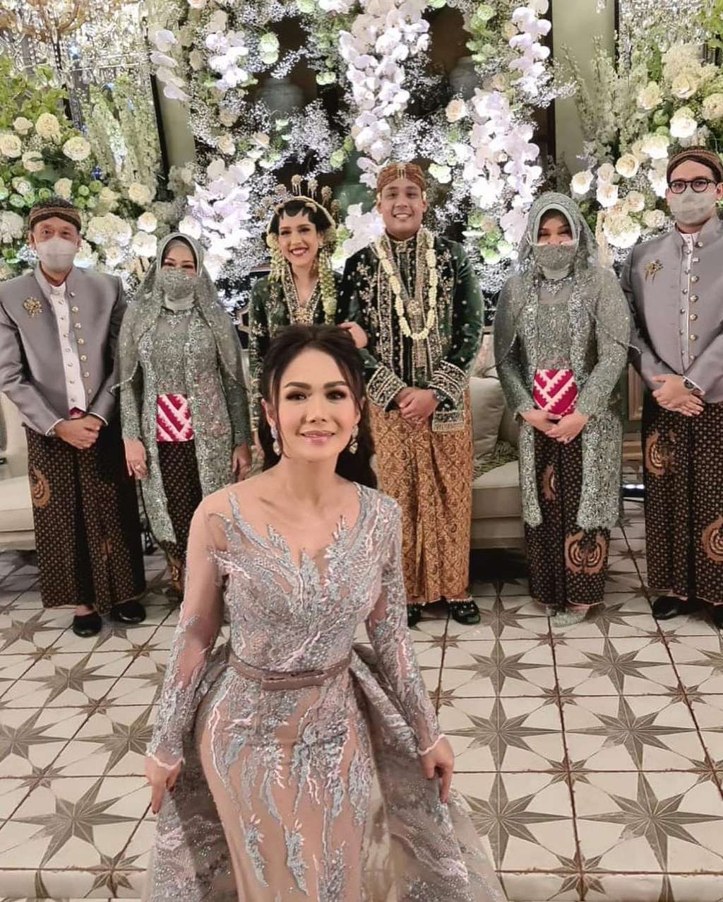 5 Potret Gaya Yuni Shara Kondangan yang Jadi Sorotan
