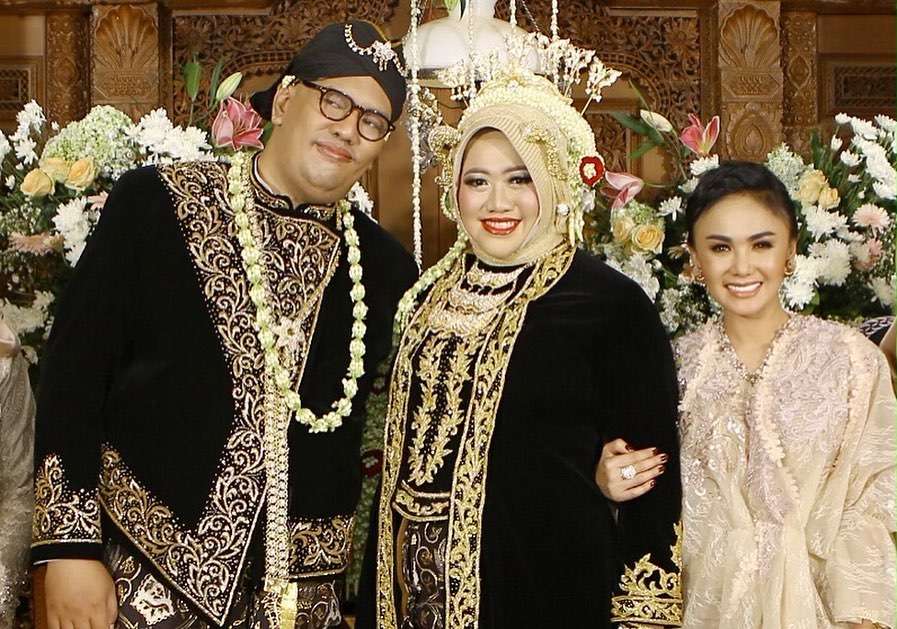 5 Potret Gaya Yuni Shara Kondangan yang Jadi Sorotan