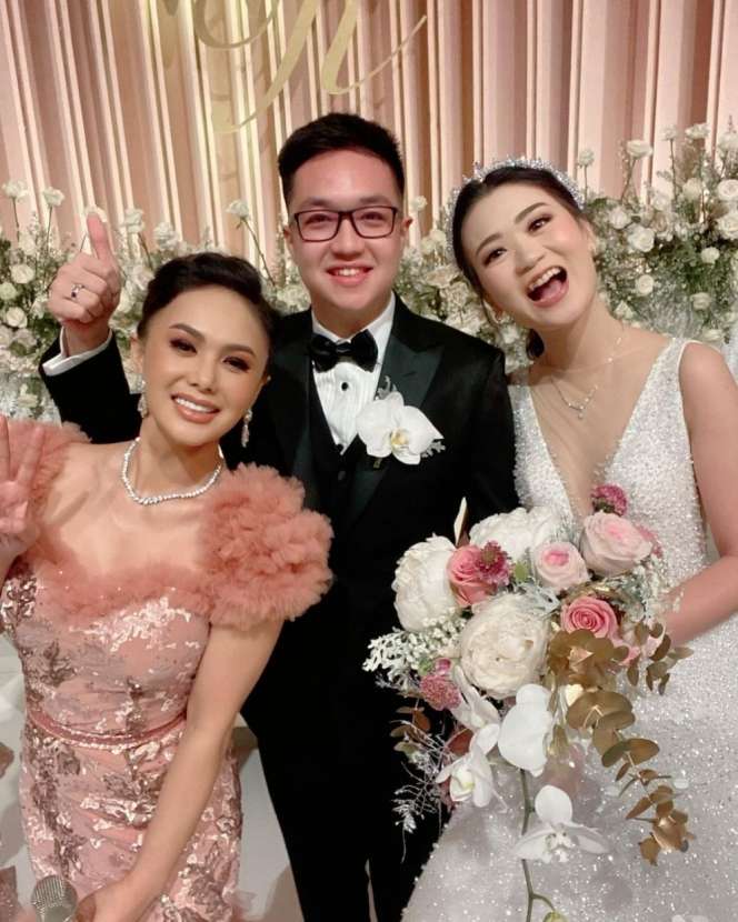5 Potret Gaya Yuni Shara Kondangan yang Jadi Sorotan