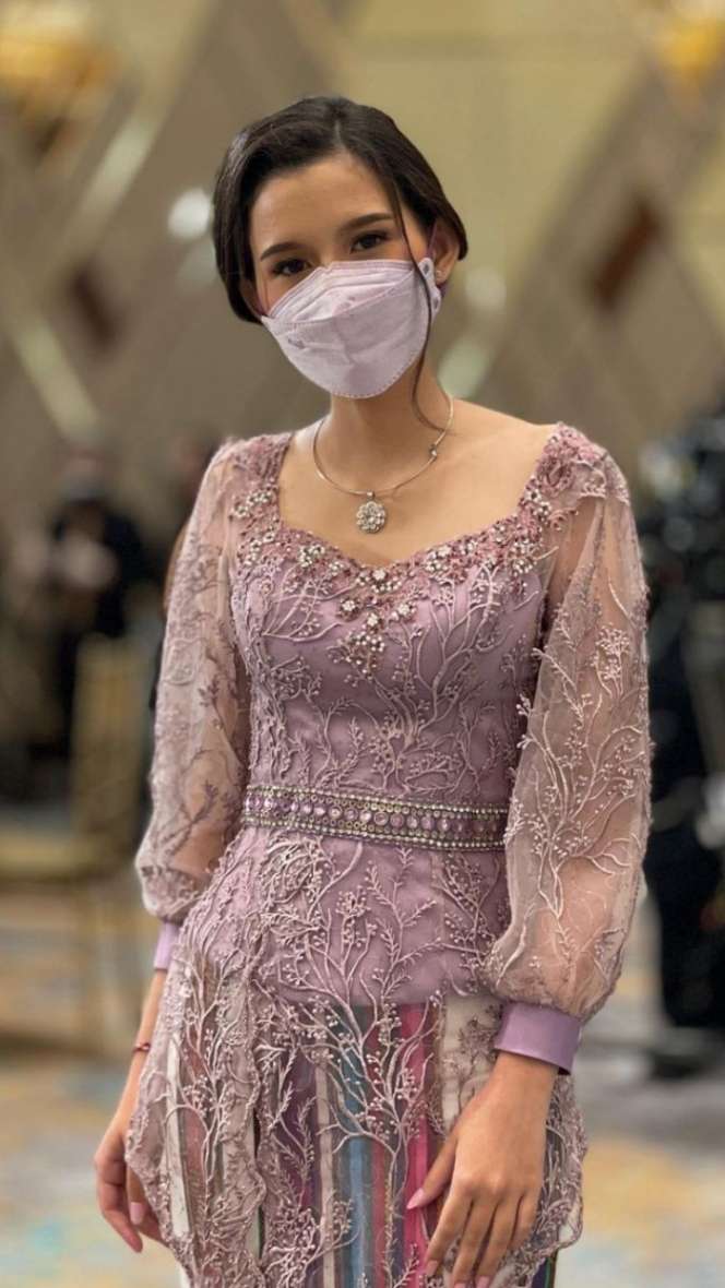 Gaya Sarah Menzel Kekasih Azriel Jadi Sorotan