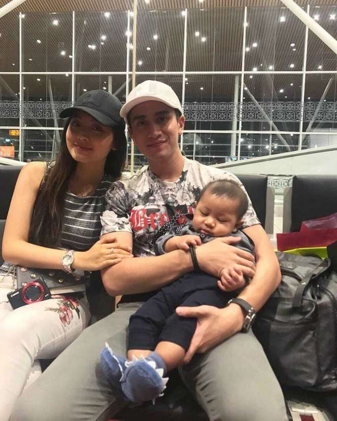 Ssst! Seleb Ini Masih Simpan Foto Mesra Bareng Mantan