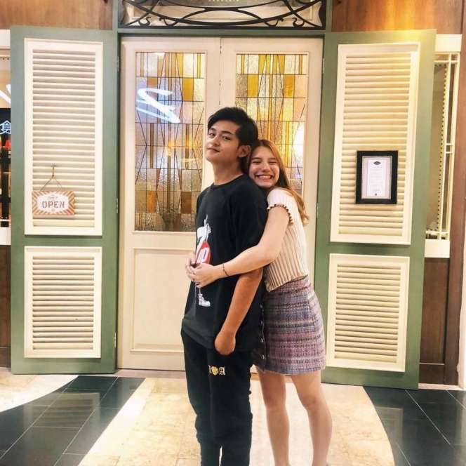 Ssst! Seleb Ini Masih Simpan Foto Mesra Bareng Mantan