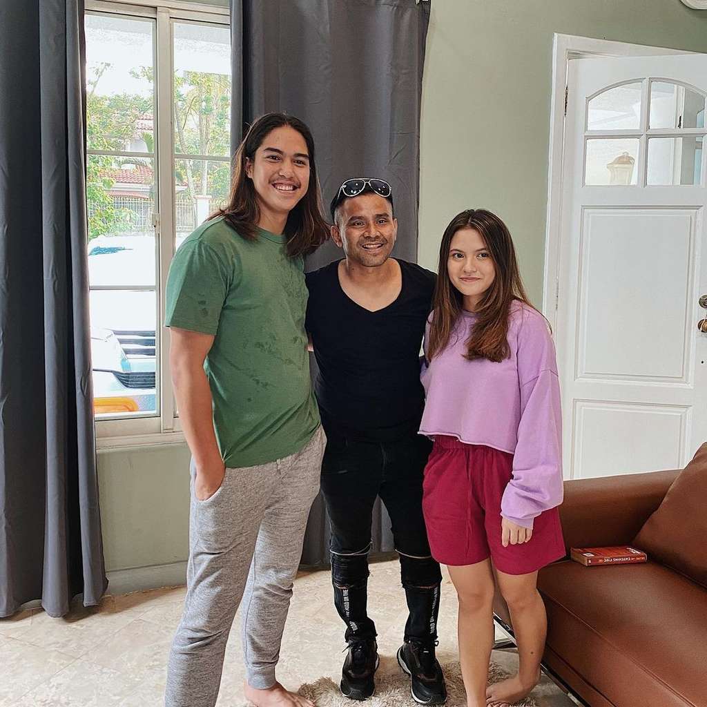 Ssst! Seleb Ini Masih Simpan Foto Mesra Bareng Mantan