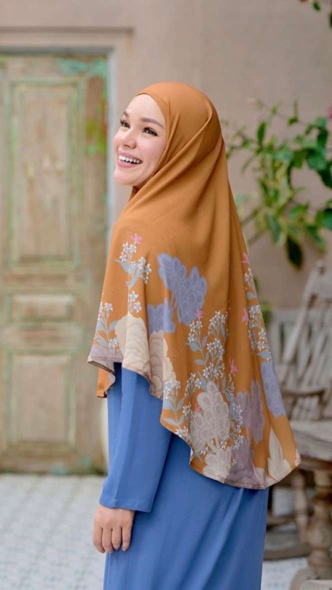 Gaya Dewi Sandra Kenakan Hijab Bergo, Bisa Jadi Inspirasi