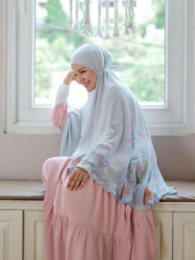 Gaya Dewi Sandra Kenakan Hijab Bergo, Bisa Jadi Inspirasi