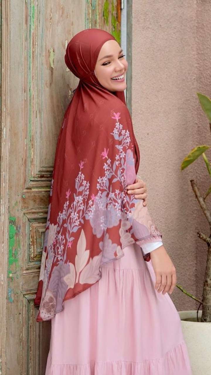 Gaya Dewi Sandra Kenakan Hijab Bergo, Bisa Jadi Inspirasi