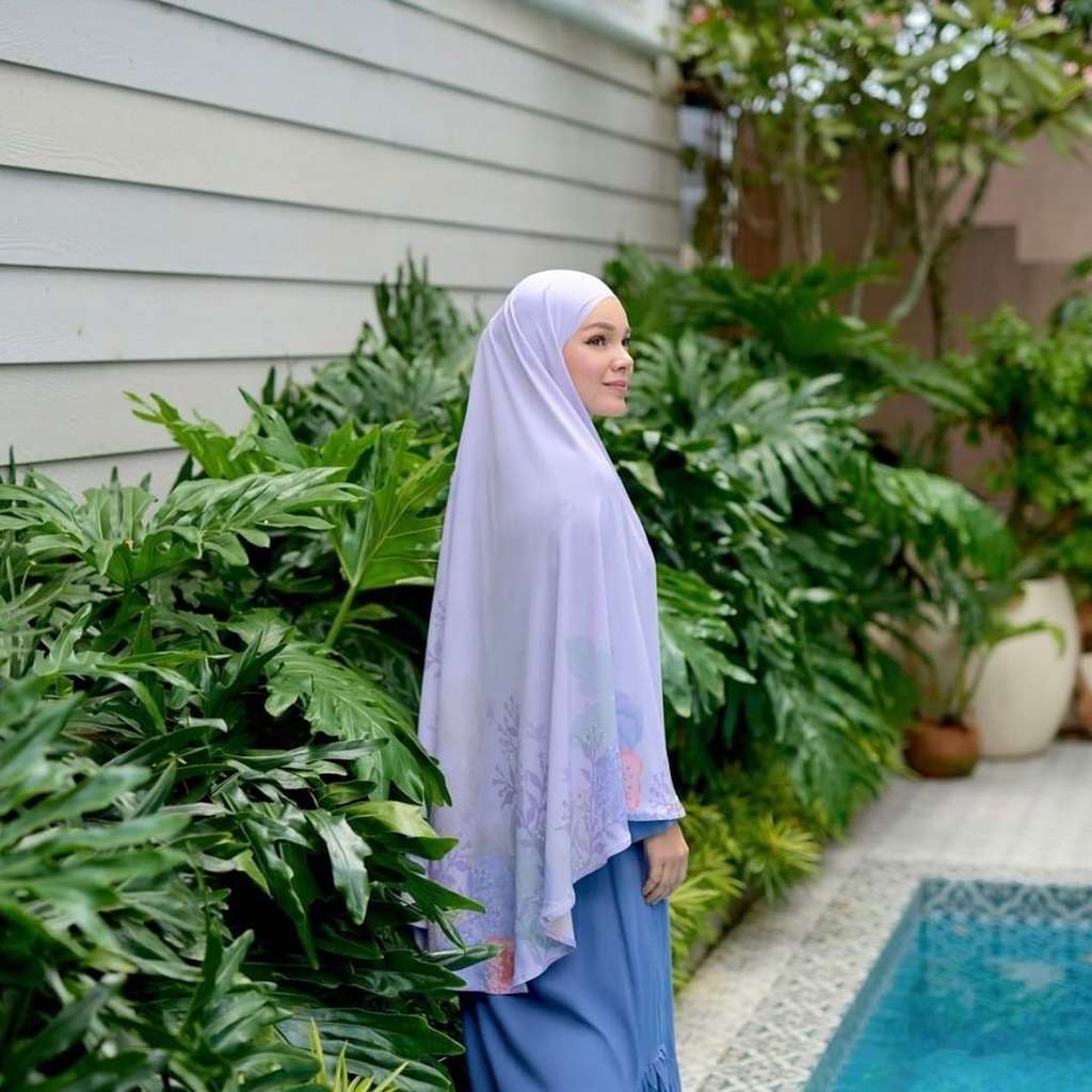 Gaya Dewi Sandra Kenakan Hijab Bergo, Bisa Jadi Inspirasi