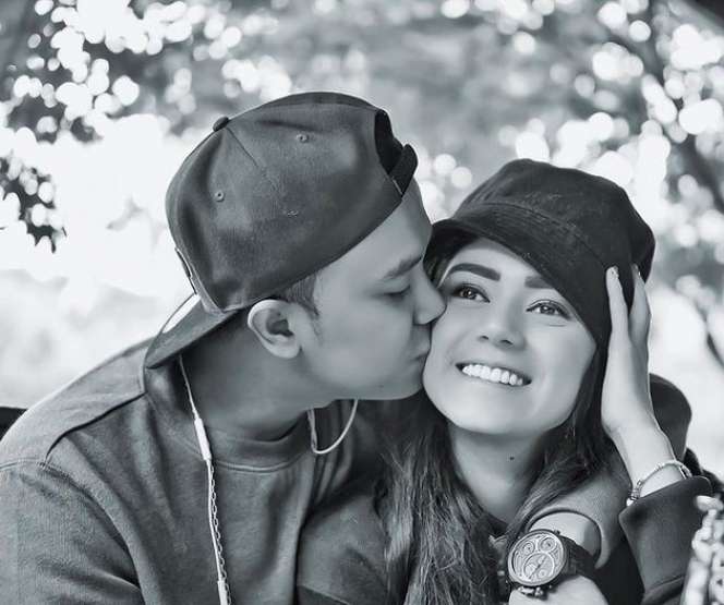 Potret Romantis Thalita Latief dan Dennis, Kini Bakal Cerai