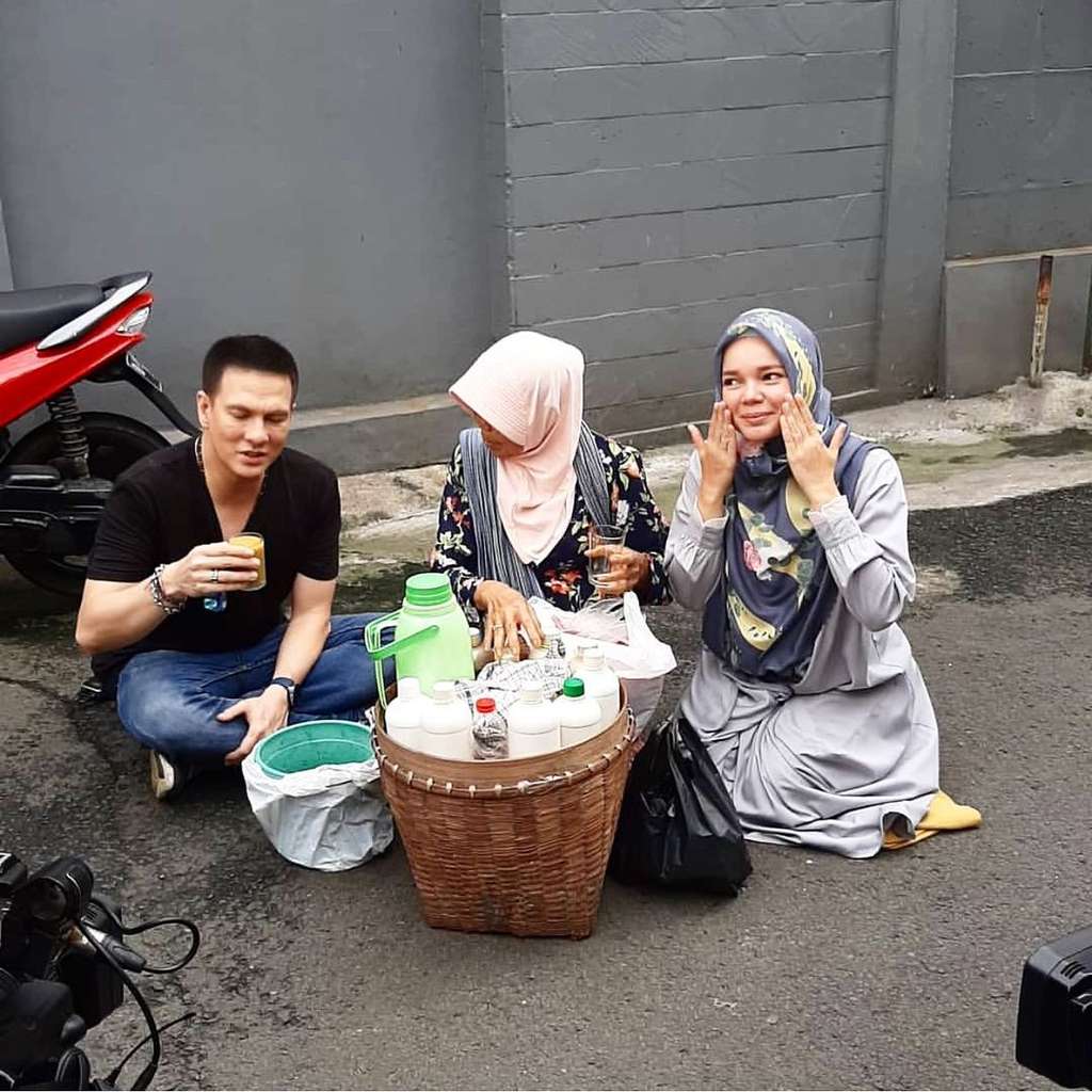Potret Persahabatan Bertrand Antolin dan Dewi Sandra