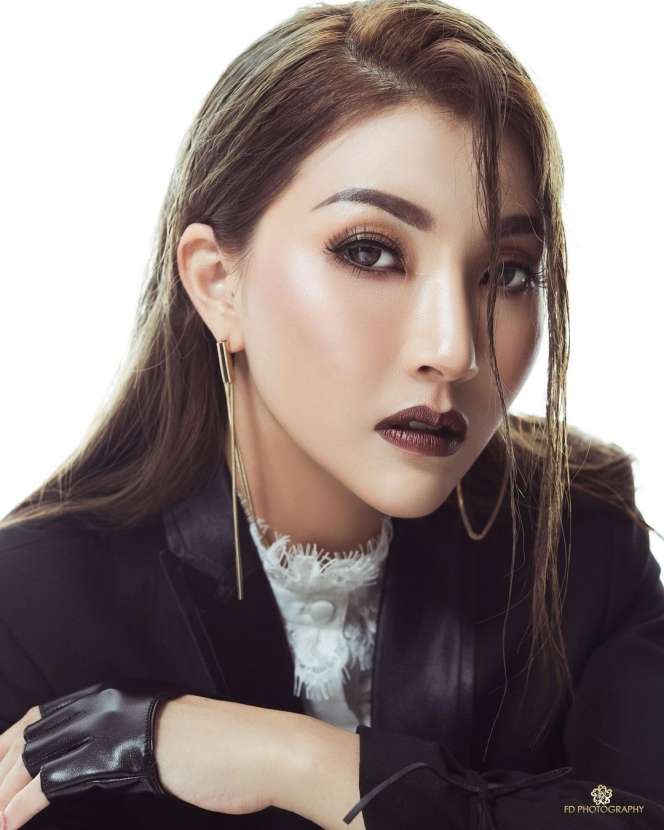 Gahar Banget! 5 Potret Sarwendah Pakai Outfit Hitam Putih