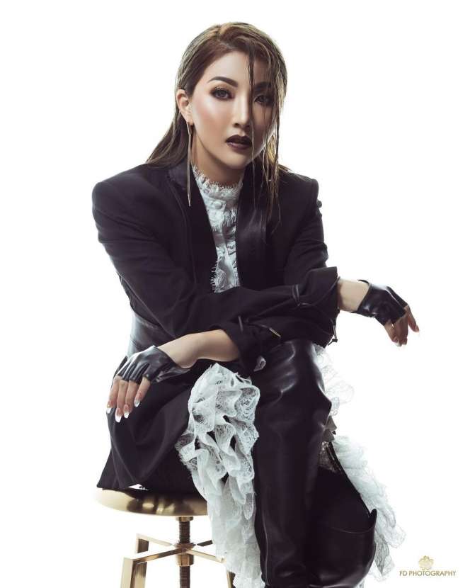 Gahar Banget! 5 Potret Sarwendah Pakai Outfit Hitam Putih