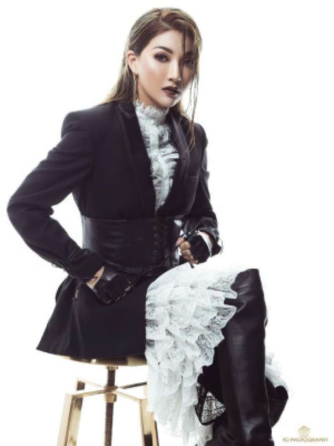 Gahar Banget! 5 Potret Sarwendah Pakai Outfit Hitam Putih