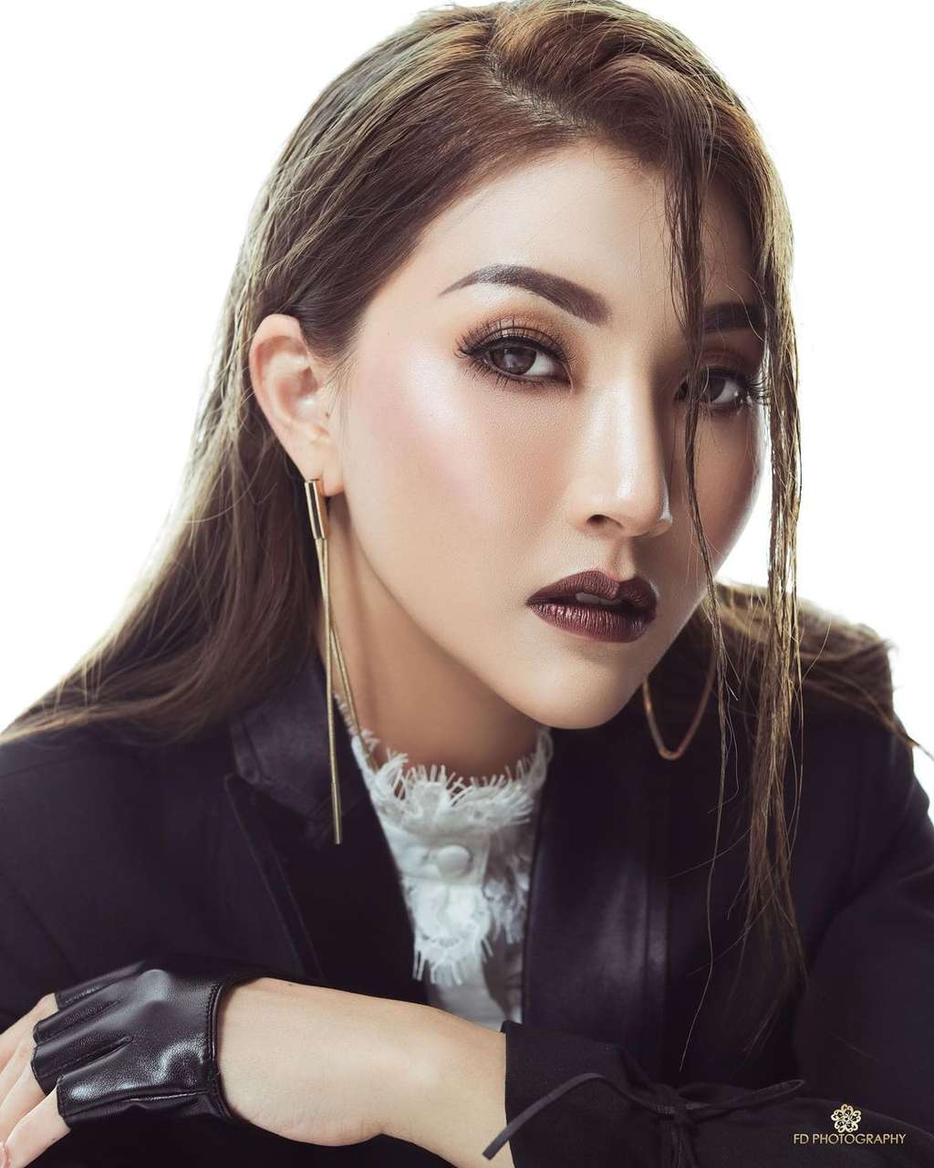 Gahar Banget! 5 Potret Sarwendah Pakai Outfit Hitam Putih
