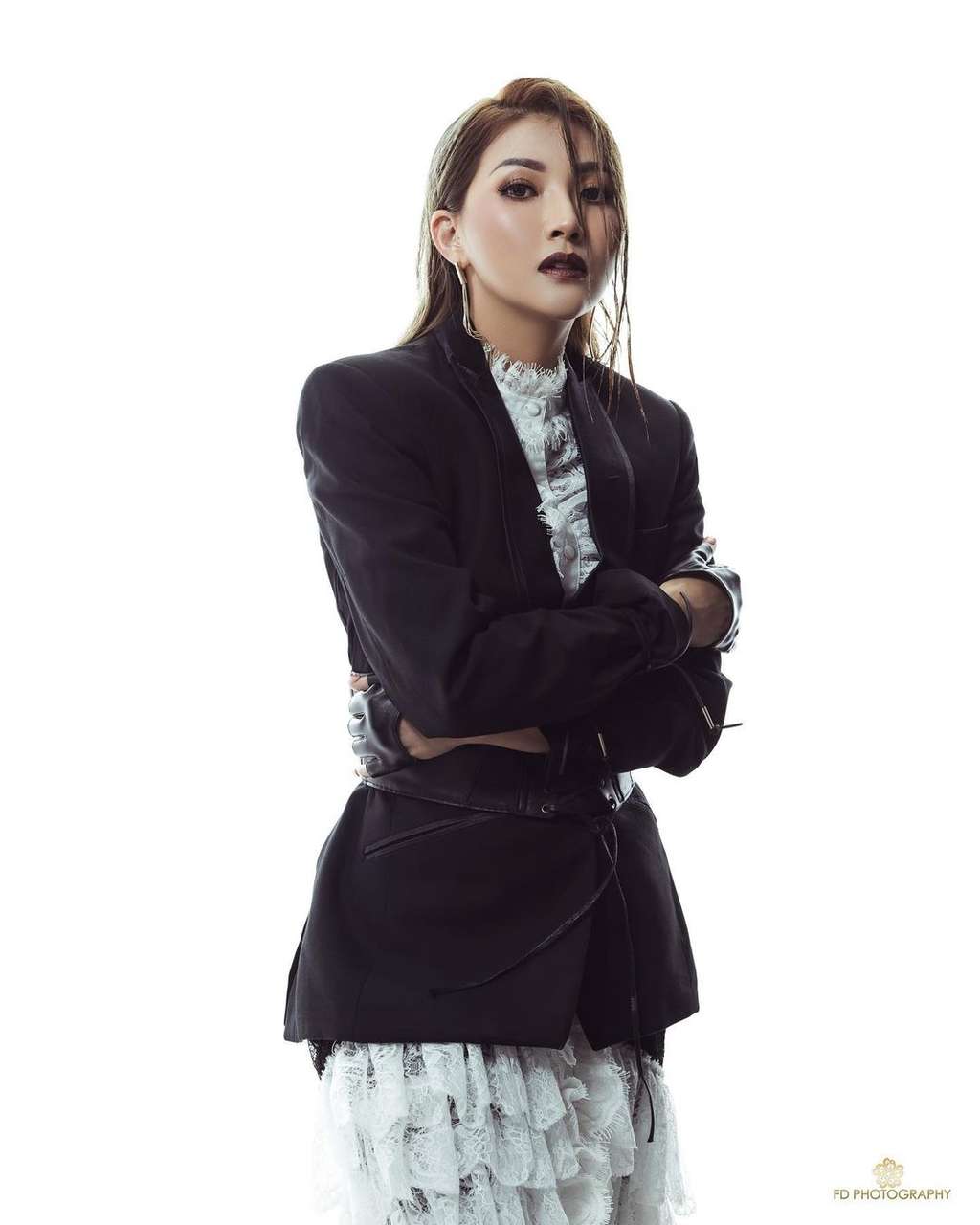 Gahar Banget! 5 Potret Sarwendah Pakai Outfit Hitam Putih