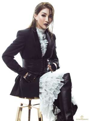 Gahar Banget! 5 Potret Sarwendah Pakai Outfit Hitam Putih