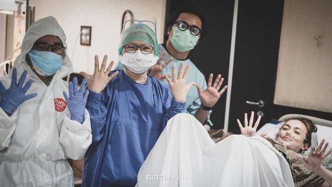 Menunggu 10 Tahun, Momen Haru Seleb Lahiran Anak Pertama