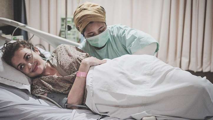 Menunggu 10 Tahun, Momen Haru Seleb Lahiran Anak Pertama