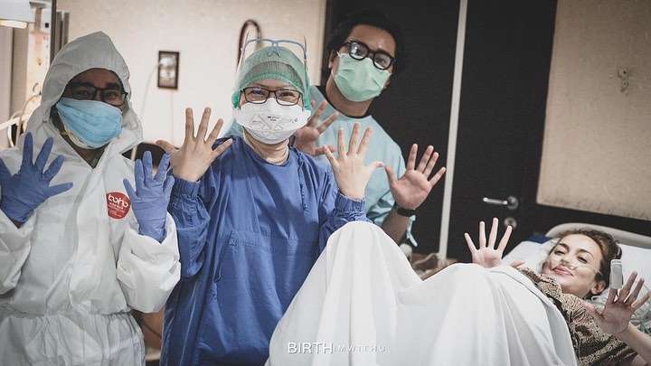 Menunggu 10 Tahun, Momen Haru Seleb Lahiran Anak Pertama