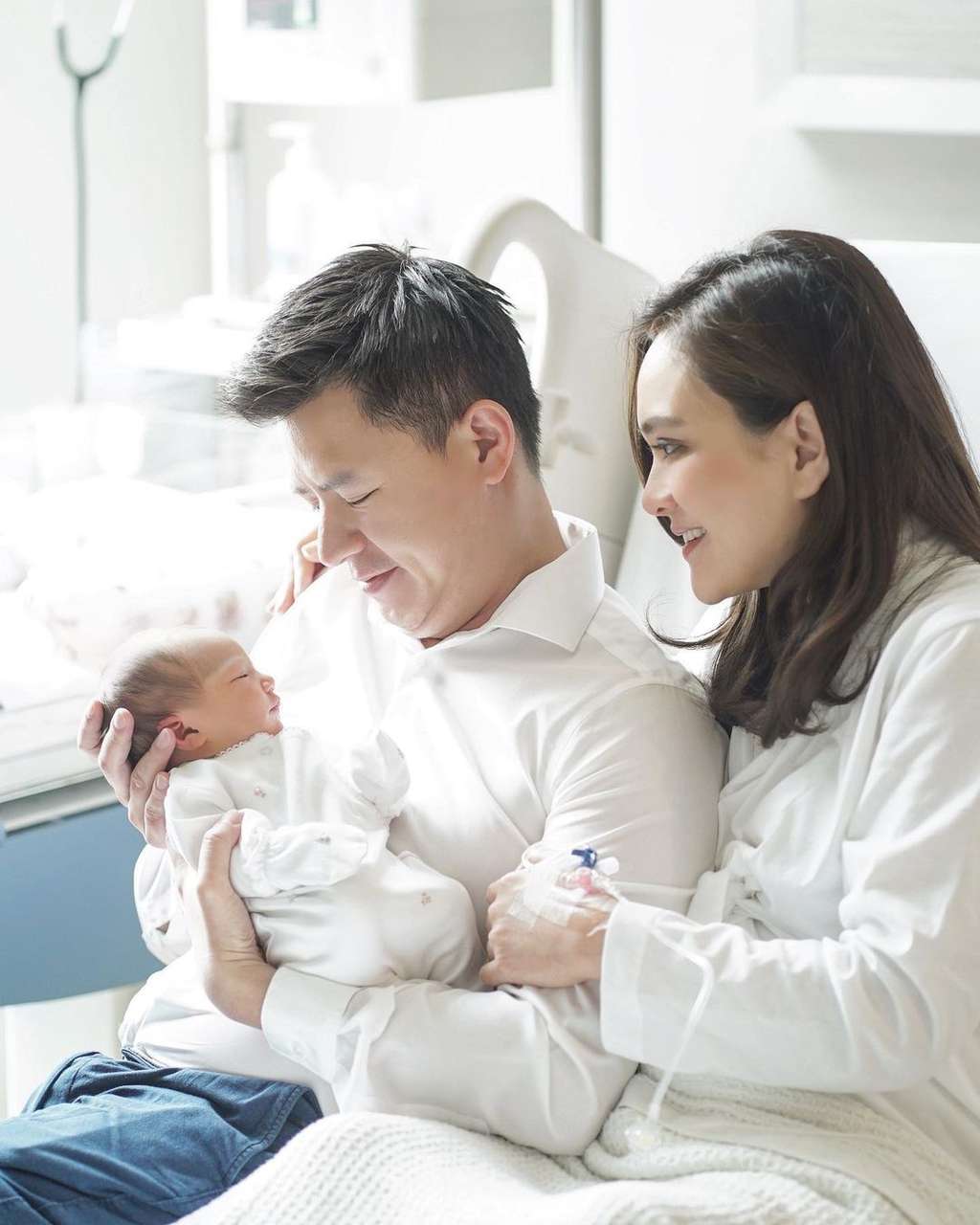 Menunggu 10 Tahun, Momen Haru Seleb Lahiran Anak Pertama