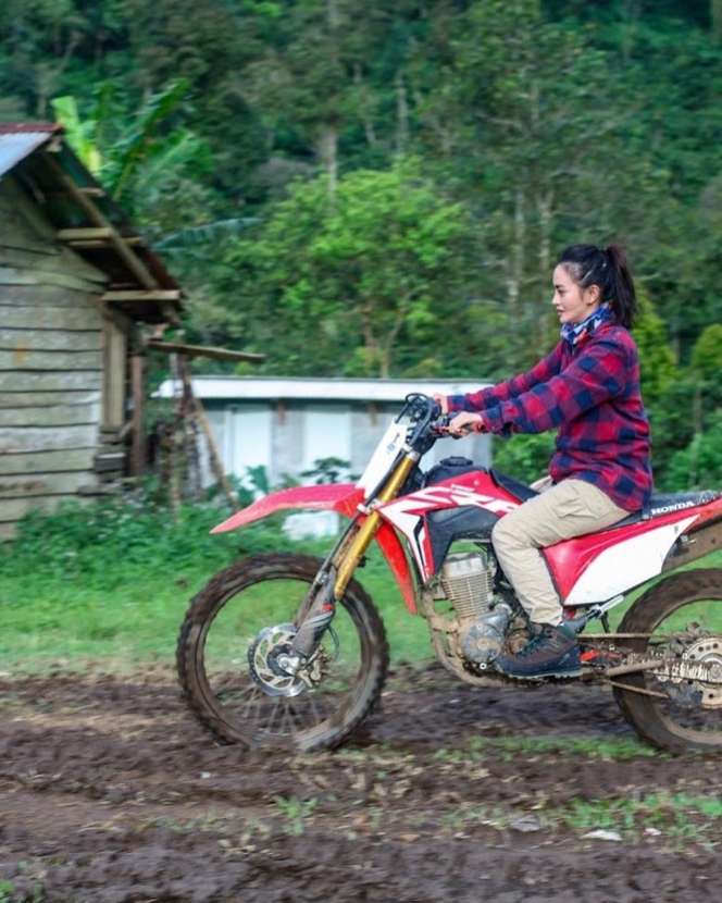 5 Momen Ririn Ekawati Jatuh dari Motor, Luka di Bagian Lutut