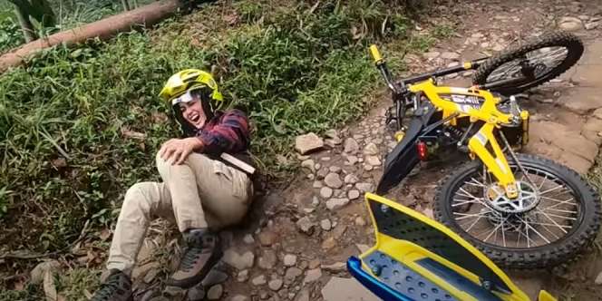 5 Momen Ririn Ekawati Jatuh dari Motor, Luka di Bagian Lutut