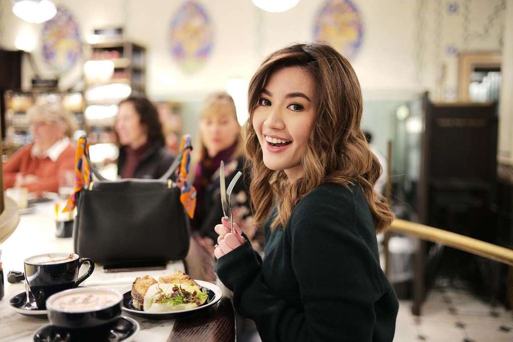 5 Pesona Asty Ananta, Makin Cantik di Usia 36 Tahun