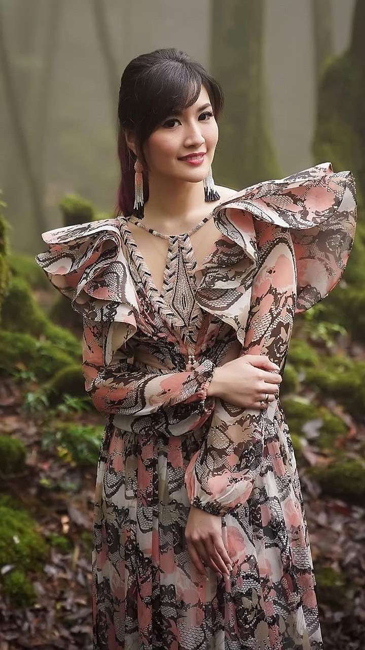 5 Pesona Asty Ananta, Makin Cantik di Usia 36 Tahun