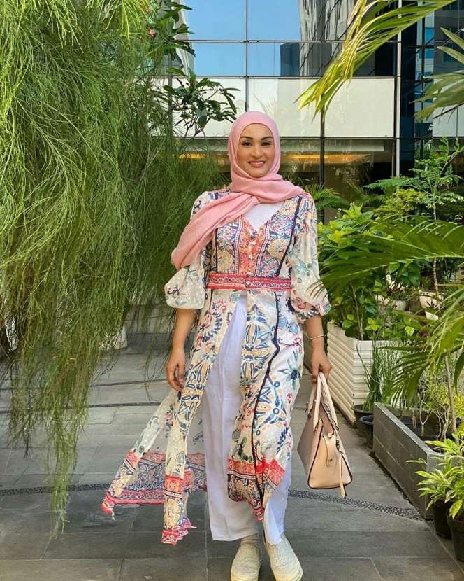 Hijrah, 5 Potret Terbaru Rita Hasan Artis Langganan Antagonis