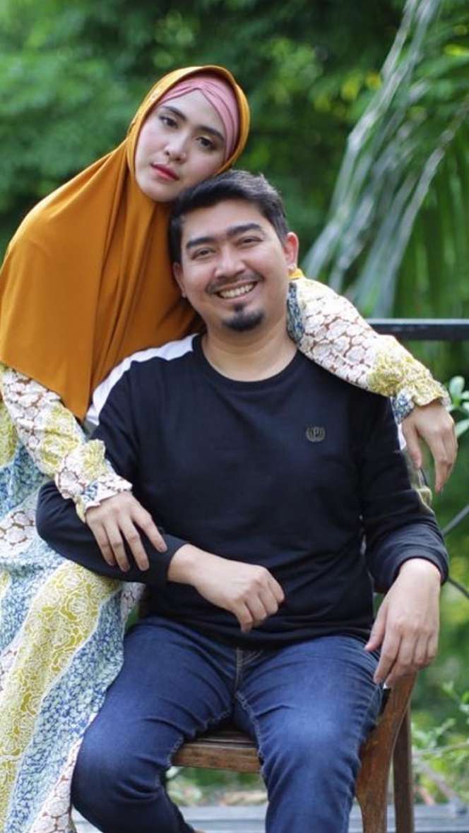 5 Potret Romantis Ustaz Solmed dan April Jasmine