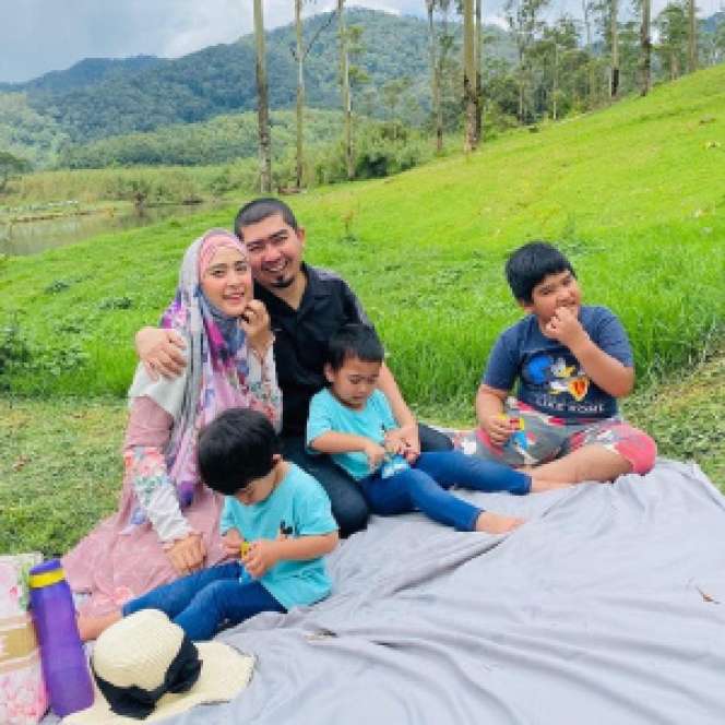 5 Potret Romantis Ustaz Solmed dan April Jasmine
