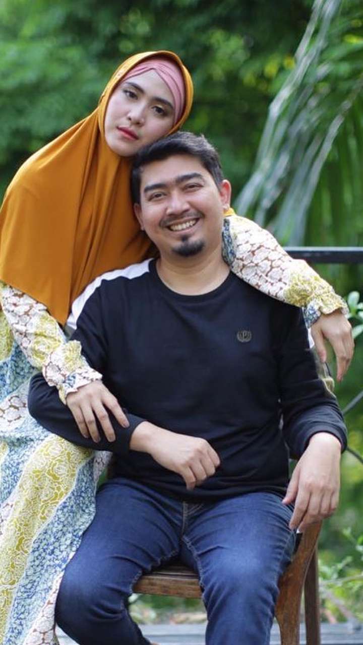 5 Potret Romantis Ustaz Solmed dan April Jasmine