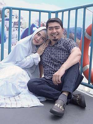 5 Potret Romantis Ustaz Solmed dan April Jasmine