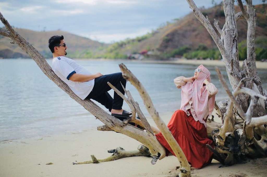 5 Potret Romantis Ustaz Solmed dan April Jasmine