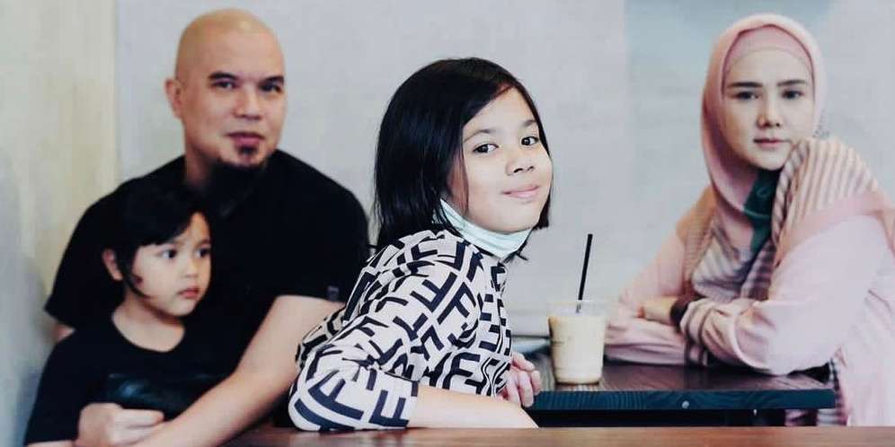 5 Potret Gaya Modis Safeea Putri Ahmad Dhani 