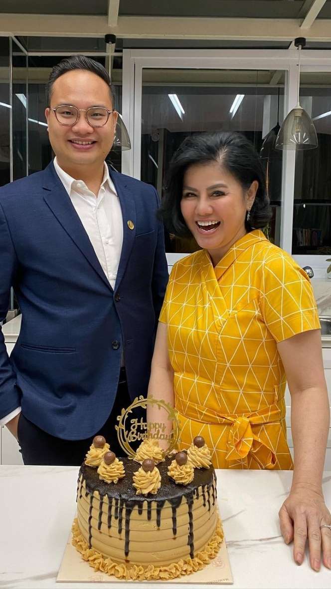 5 Potret Keakraban Calvino Samudra dengan Istri Hotma Sitompul