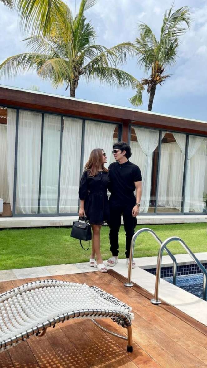 Naik Jet Pribadi, 5 Potret Romantis Atta-Aurel Bulan Madu