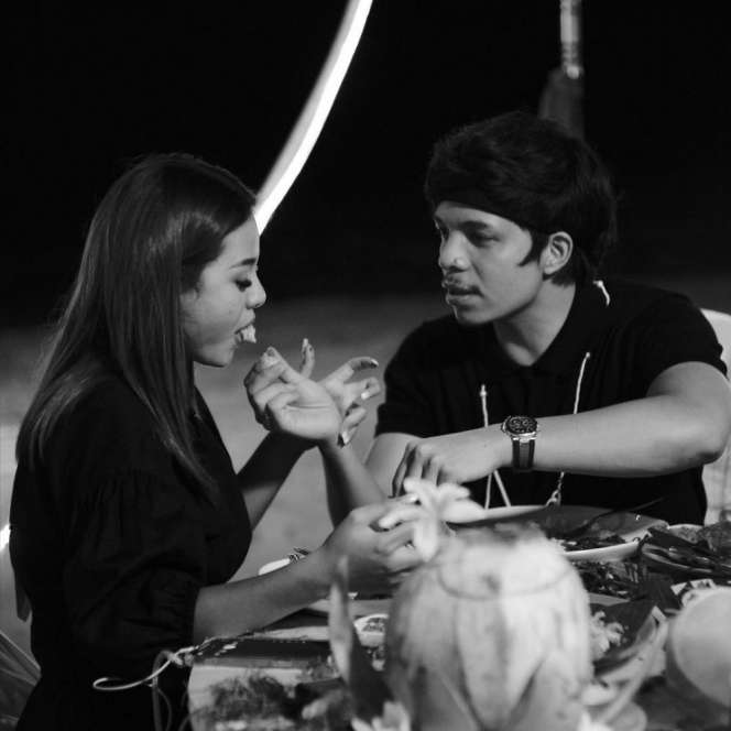 Naik Jet Pribadi, 5 Potret Romantis Atta-Aurel Bulan Madu