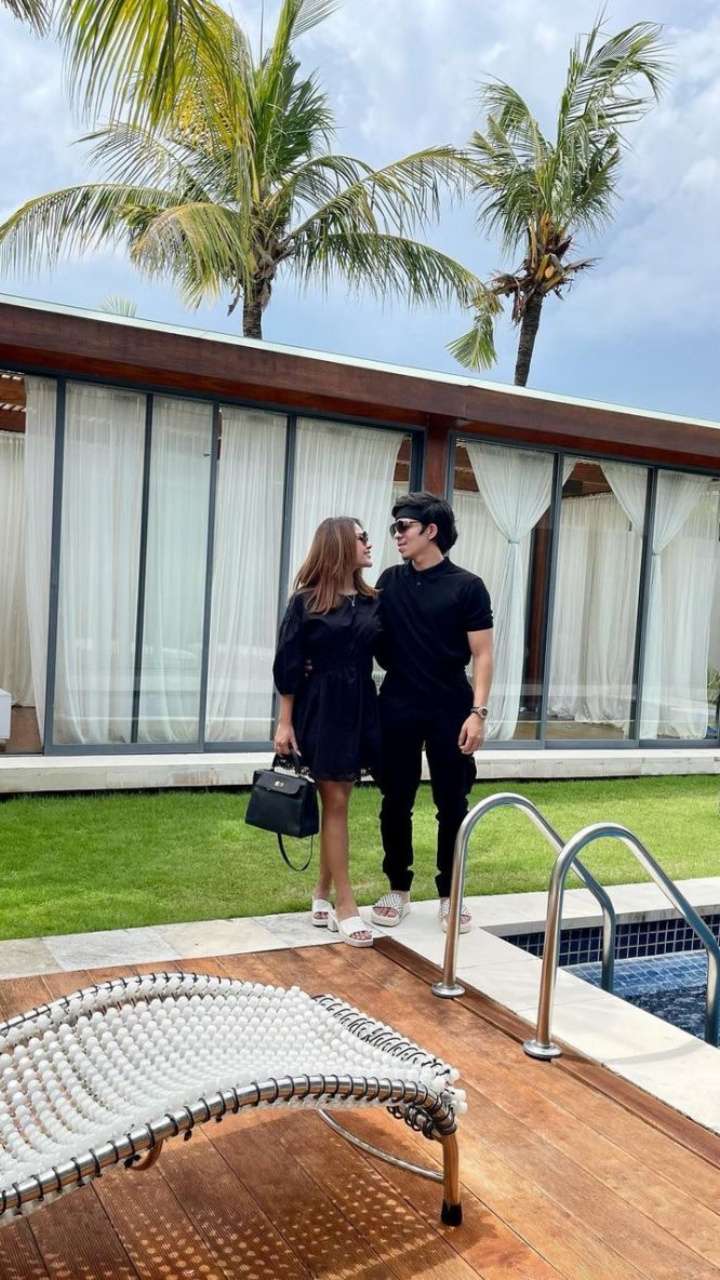 Naik Jet Pribadi, 5 Potret Romantis Atta-Aurel Bulan Madu