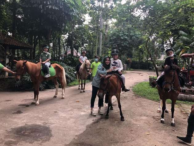 Ayah Tajir Melintir, Potret Rafathar Olahraga Berkuda