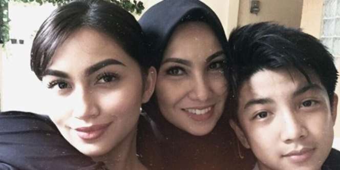 5 Potret Seleb Bersama Ibunda, Bak Pinang Dibelah Dua!  