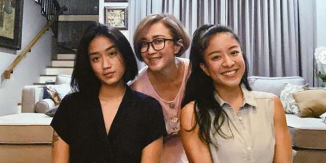 5 Potret Seleb Bersama Ibunda, Bak Pinang Dibelah Dua!  