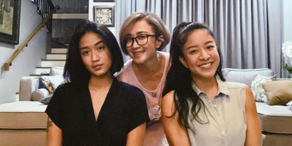 5 Potret Seleb Bersama Ibunda, Bak Pinang Dibelah Dua!  