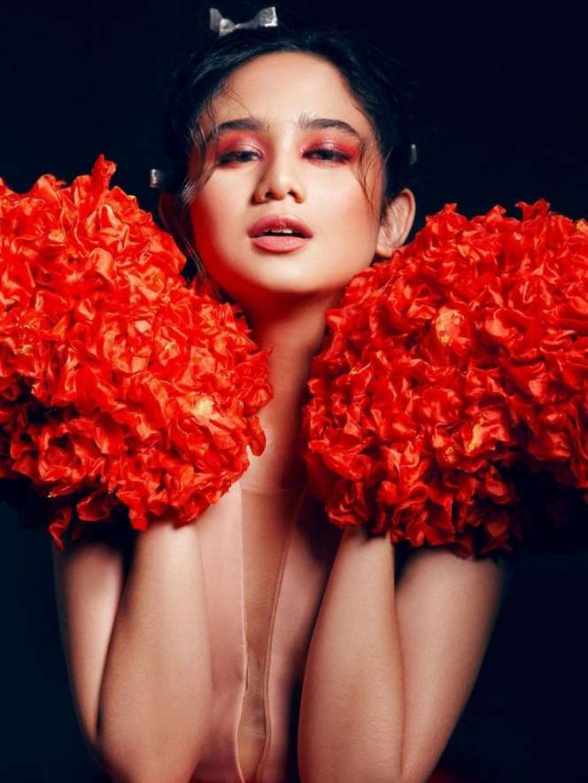 6 Pesona Tissa Biani Pemotretan, Cantiknya Bikin Panik gak?