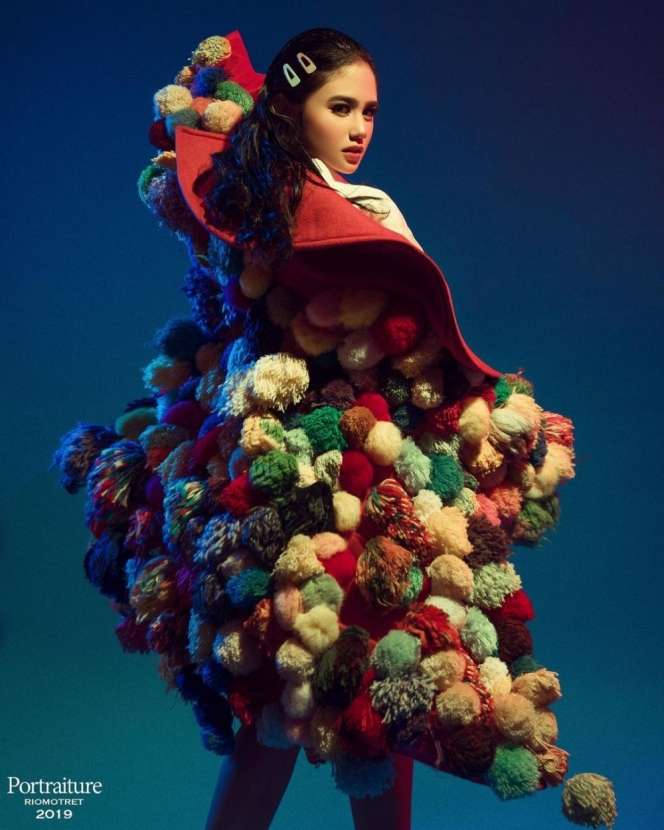 6 Pesona Tissa Biani Pemotretan, Cantiknya Bikin Panik gak?