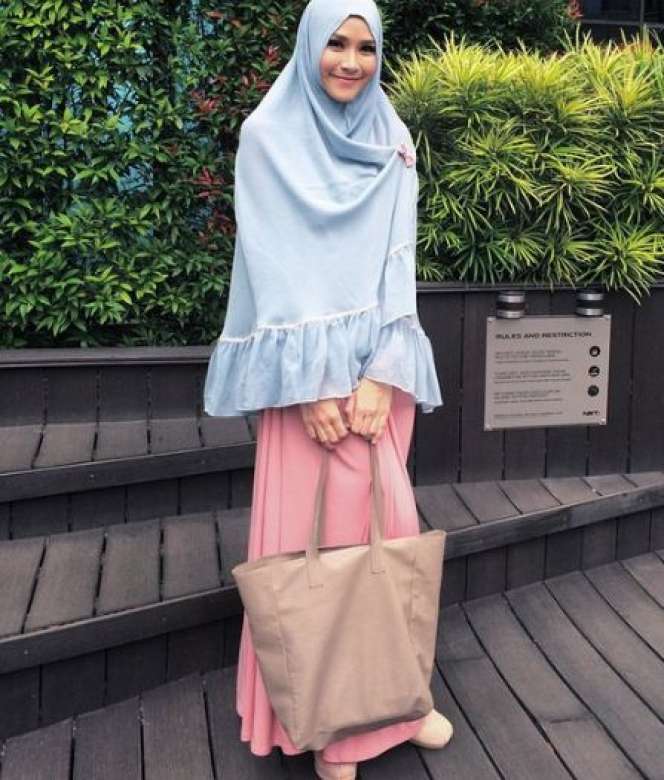 7 Gaya Hijab Zaskia Mecca Saat Photoshoot, Jadi Tren Baru