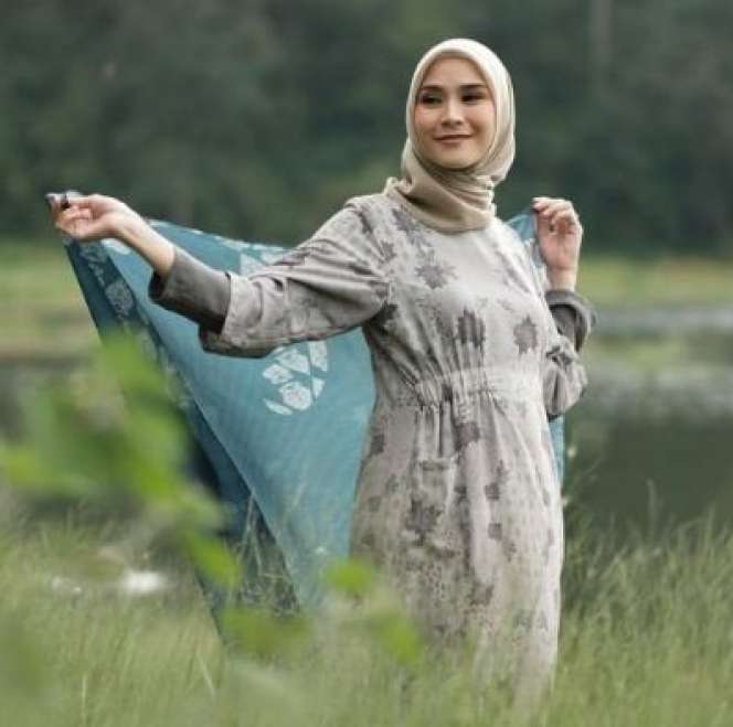 7 Gaya Hijab Zaskia Mecca Saat Photoshoot, Jadi Tren Baru