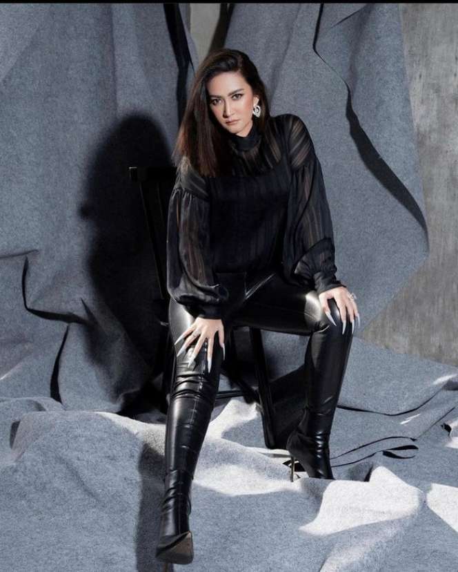 5 Pesona Menawan Nafa Urbach Berbusana Gelap